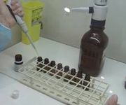 VISITE D’UN PRÉPARATOIRE, un pharmacien fabrique les médicaments à la demande.