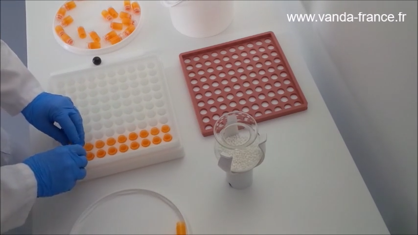 DANS LES SECRETS DU PRÉPARATOIRE, remplissage des tubes granules.